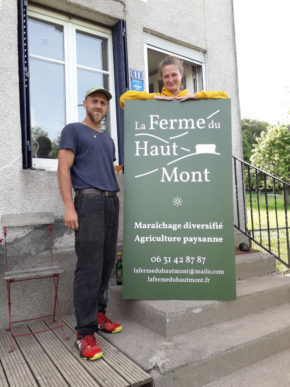Youri et Maïté posant avec le logo de la Ferme du Haut Mont